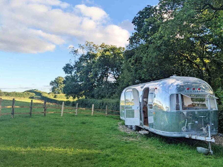Airstream, Vintage American Caravan & Hottub Ashburton Esterno foto