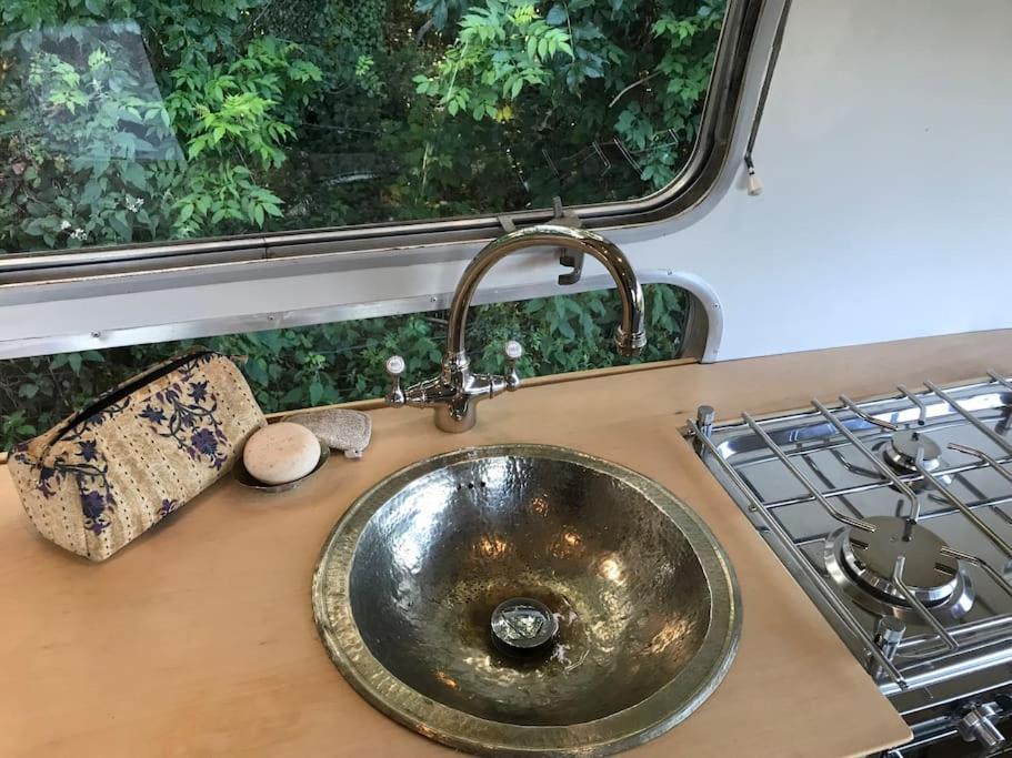 Airstream, Vintage American Caravan & Hottub Ashburton Esterno foto